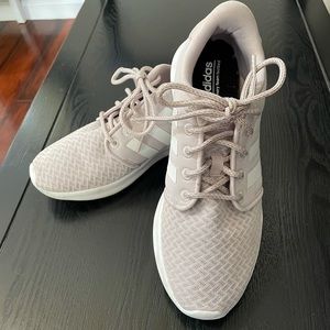 Adidas cloud foam tennis shoes. Worn only one time.